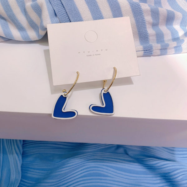White and Blue Heart Ear Loop Earrings - Image 7
