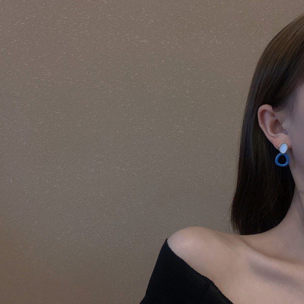 Faux Pearl Plate on Gold and Blue Loop Earrings - Image 3